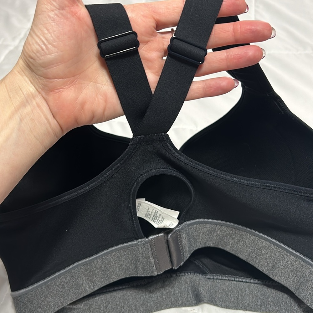 Women’s Under Armour sports bra - Picture 5 of 9